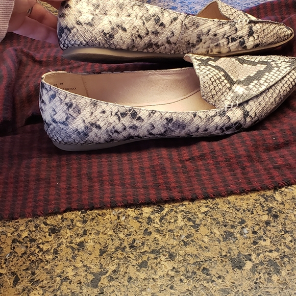 ■■SOLD■■STEVE MADDEN FEATHER SNAKESKIN FLATS - Picture 6 of 9